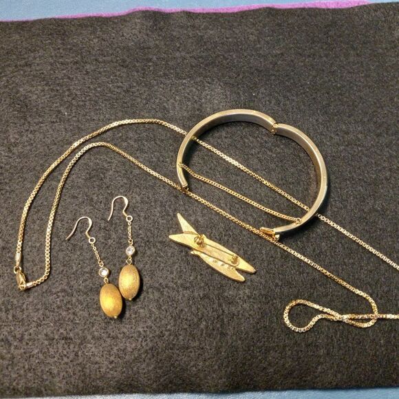 Gold tone metal Group of Jewelry - Picture 6 of 6